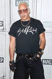 A man in black shirt and leather belt.